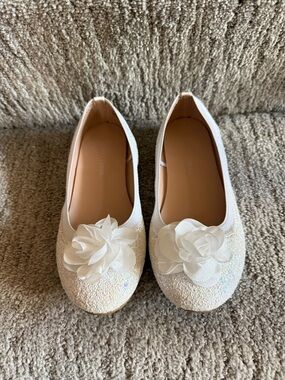 Girls sz 2 White Floral dress shoes